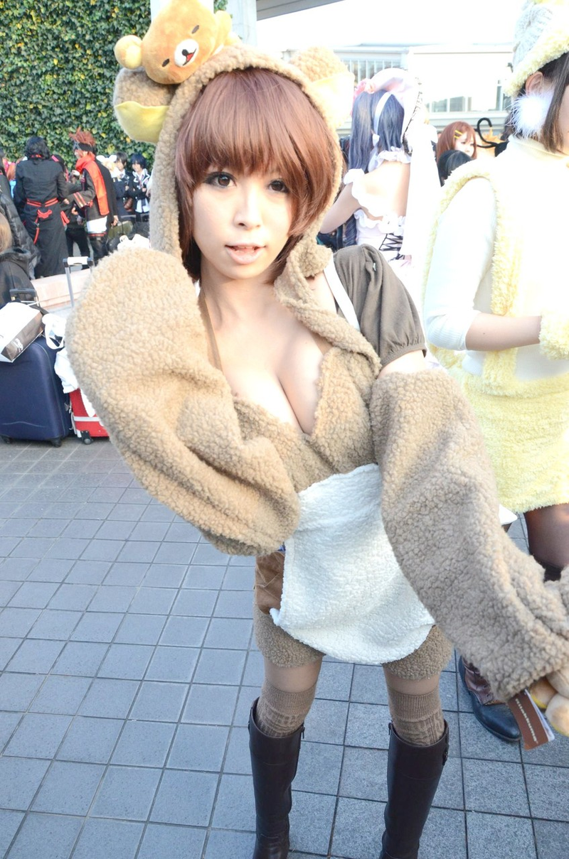 Illustration for article titled Salute Comiket's Cosplay Insanity: Day One
